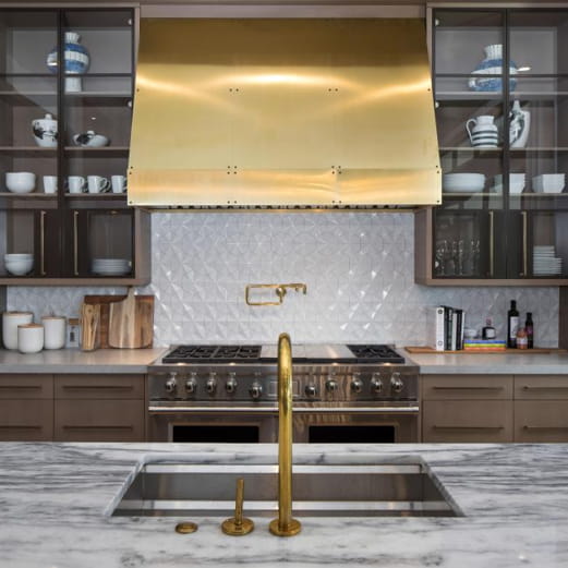 meja dapur granit dengan cerobong asap warna gold