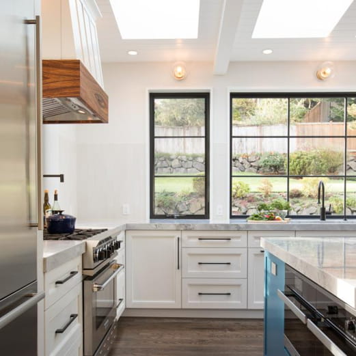 meja dapur granit dengan jendela dapur minimalis