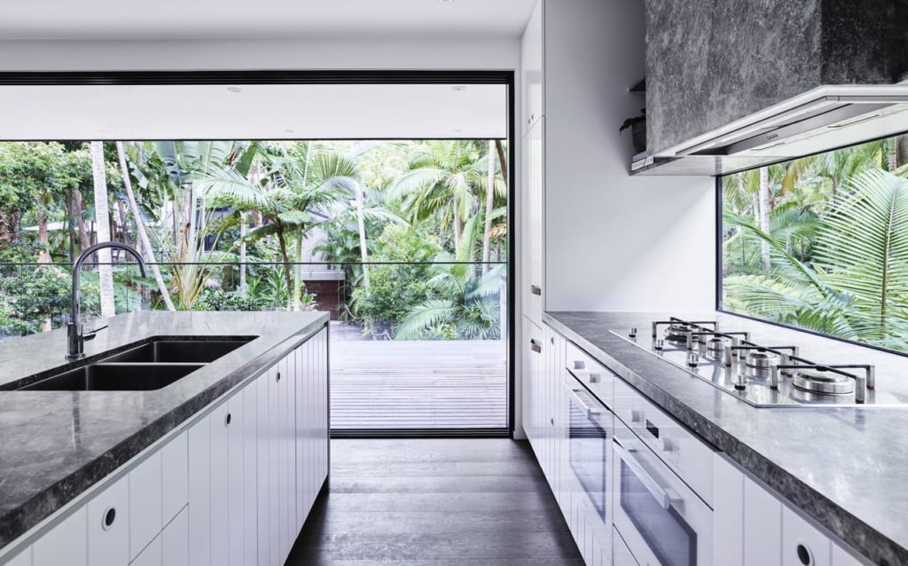 meja dapur granit dengan jendela kaca minimalis