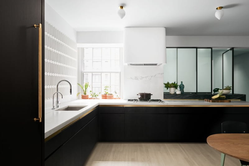 meja dapur granit dengan kitchen set warna gelap