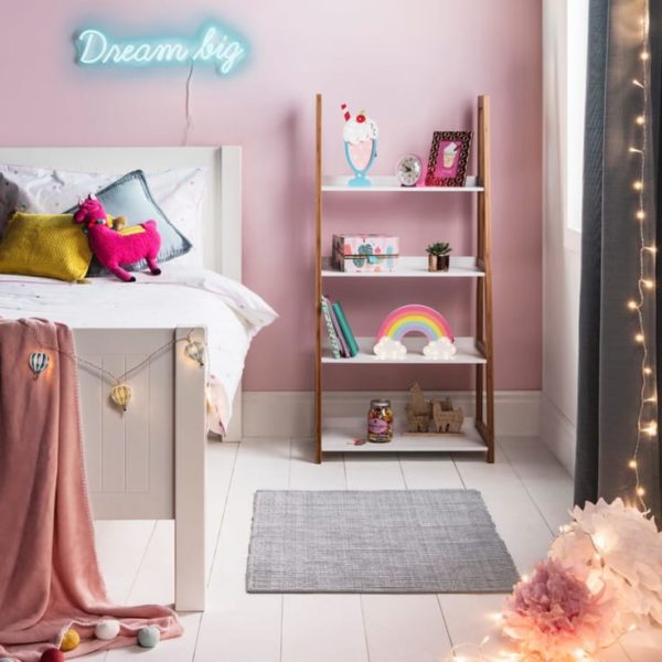 dekorasi kamar anak perempuan dengan rak