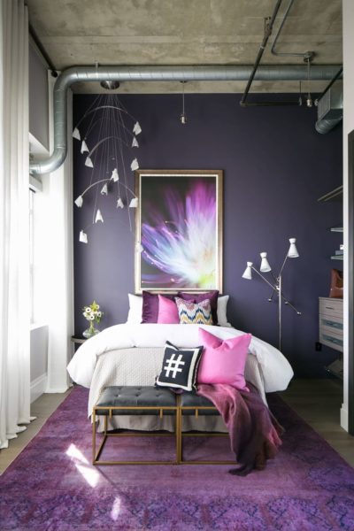dekorasi kamar di loteng warna ungu