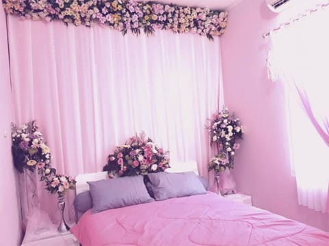 dekorasi kamar pengantin pink
