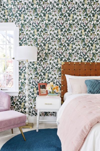 dekorasi kamar simple dengan wallpaper