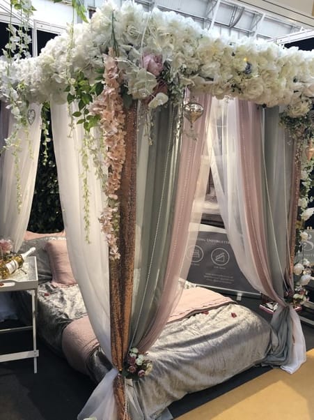banner dekorasi kamar pengantin sempit
