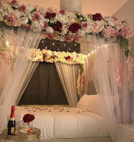 dekor kamar pengantin di hotel