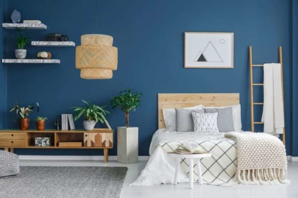 dekorasi kamar tidur sempit remaja sederhana biru putih