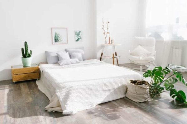 dekorasi kamar tidur sempit remaja sederhana putih