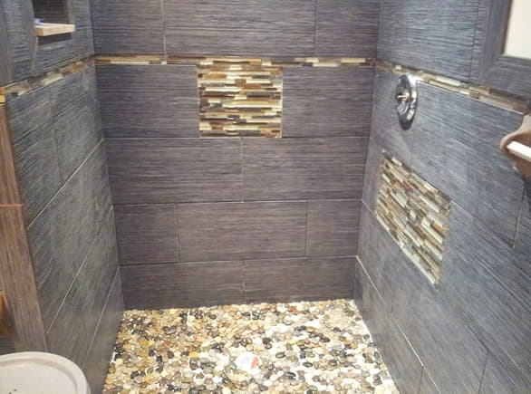 banner kamar mandi lantai batu kerikil