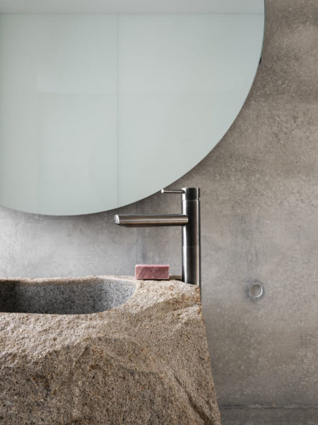 desain kamar mandi bathub batu alam