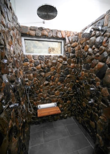 desain kamar mandi batu alam