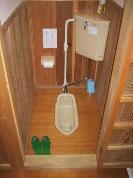 desain kamar mandi kecil wc jongkok