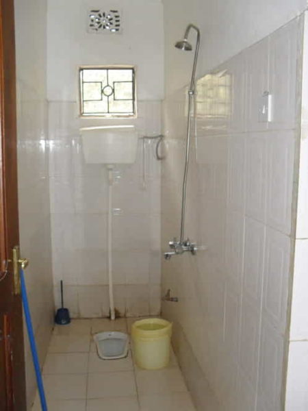desain kamar mandi minimalis 2x2 kloset jongkok putih