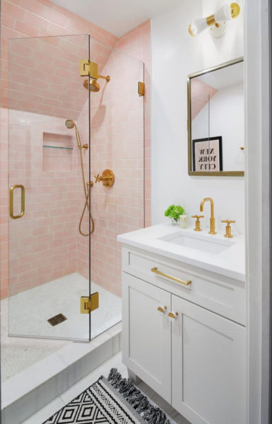 desain kamar mandi minimalis 2x3 warna pink mewah