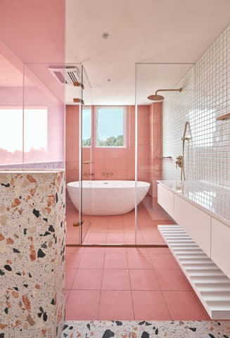 desain kamar mandi minimalis 2x3 warna pink