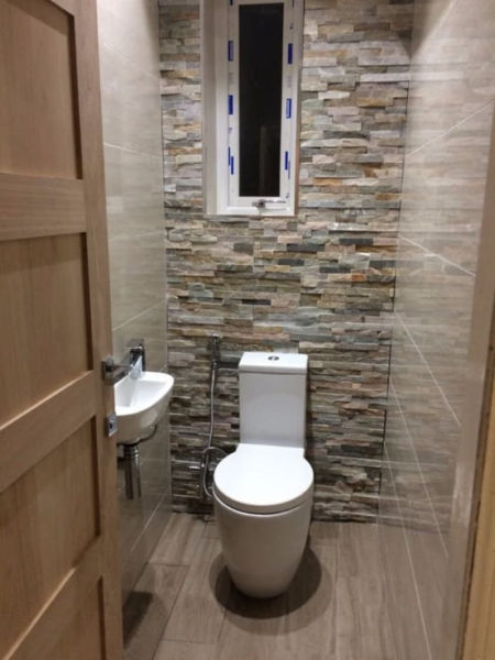 desain kamar mandi minimalis kloset duduk dinding batu