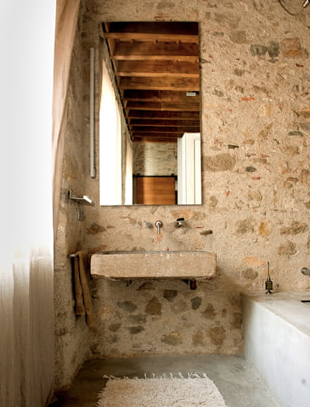 dinding kamar mandi batu alam sederhana