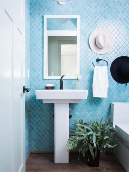 kamar mandi kecil minimalis 2x2 biru