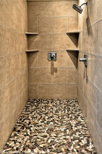 kamar mandi lantai batu kerikil minimalis
