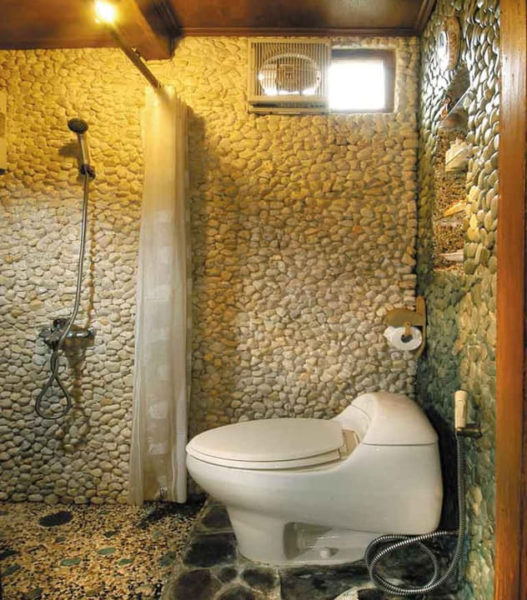 kamar mandi lantai batu kerikil sederhana