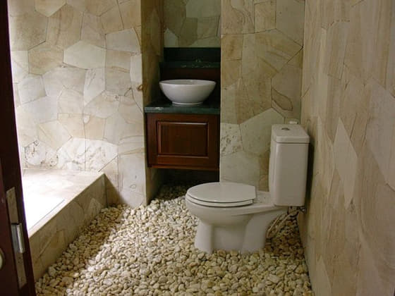 kamar mandi lantai batu kerikil sempit