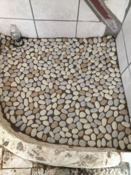 kamar mandi lantai batu kerikil simple