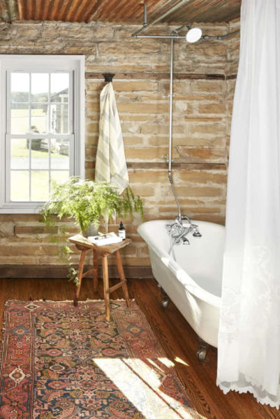 kamar mandi sederhana tapi bersih dari batu alam