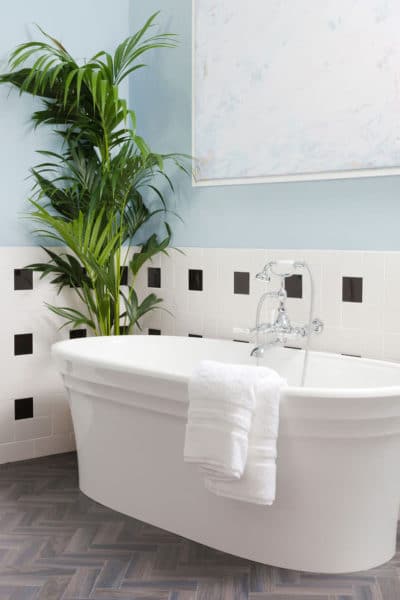 kamar mandi simple putih minimalis