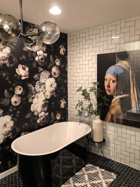 keramik dinding kamar mandi motif bunga apartemen
