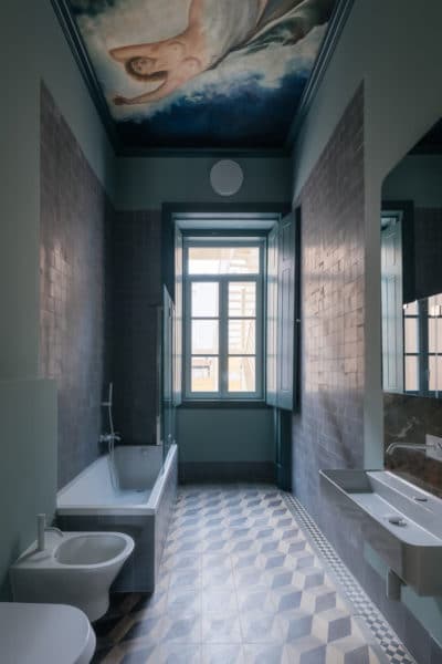 keramik kamar mandi elegan warna biru