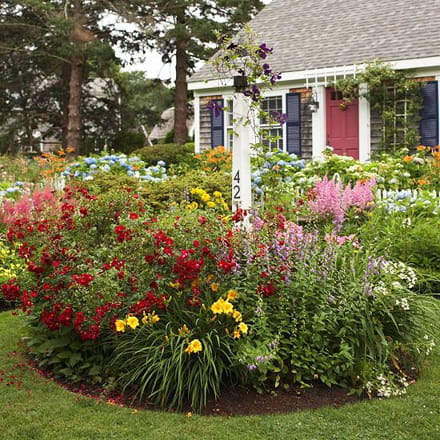 taman kecil depan rumah bunga warna warni