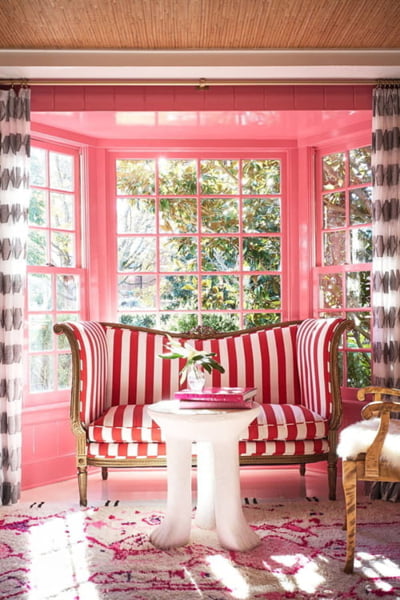 warna cat ruang tamu yang cerah - pink