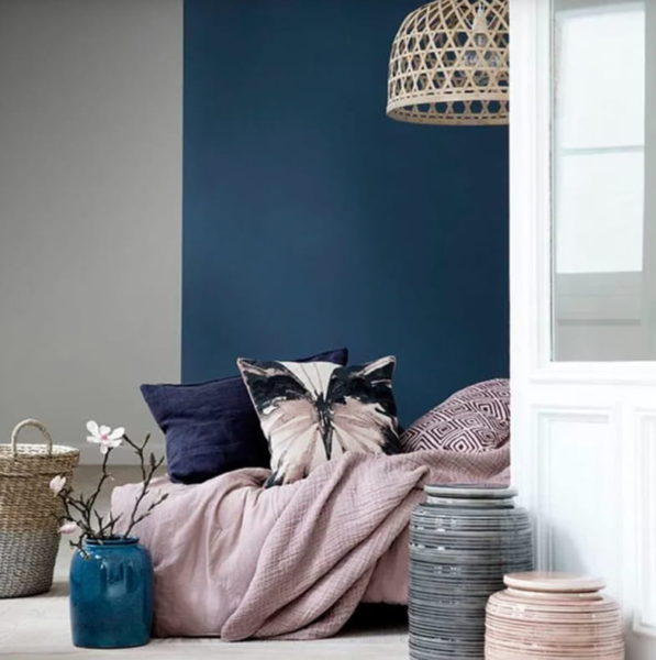 kombinasi 2 warna cat kamar tidur sempit - abu abu dan biru navy