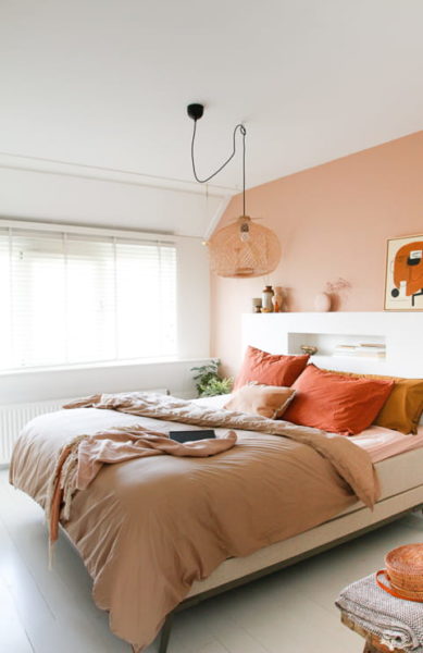 kombinasi 2 warna cat kamar tidur sempit - putih dan terracota
