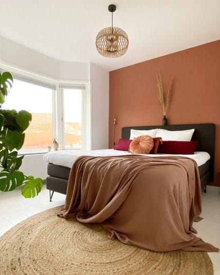kombinasi 2 warna cat kamar tidur sempit - putih dan warna pastel
