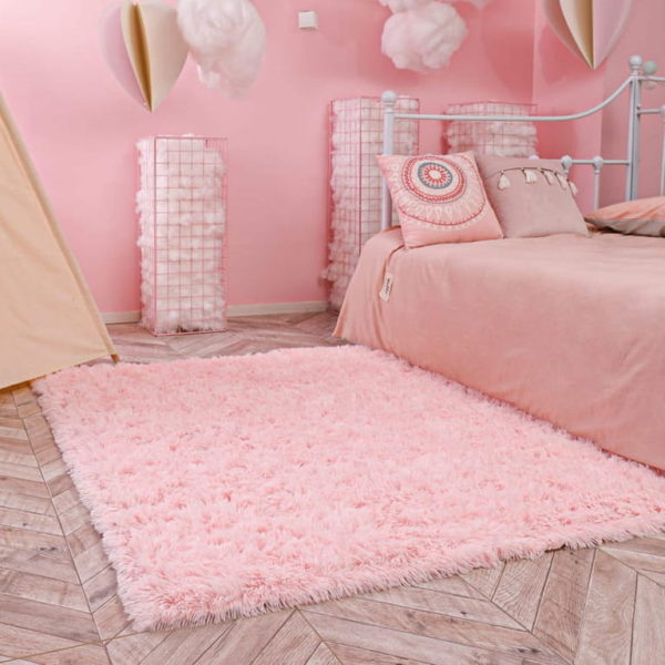 warna cat kamar pink soft serasi dengan karpet