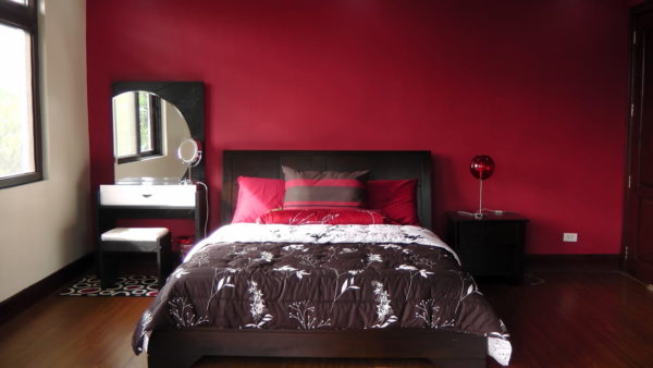 warna cat kamar tidur romantis - maroon
