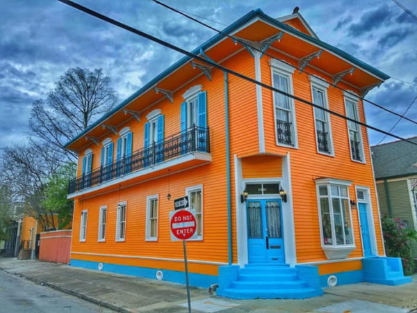 warna cat rumah bagian luar yang cerah - orange