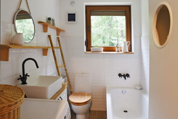 jendela kamar mandi kayu