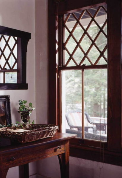 model jendela kayu klasik