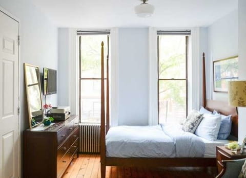 model jendela kamar tidur kayu untuk kamar kecil