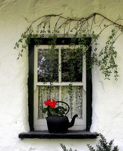 model jendela kecil minimalis - cottage