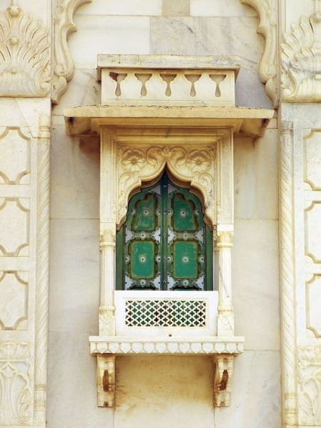 model jendela rumah klasik india