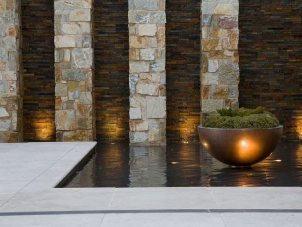 batu alam dinding teras depan dengan kolam