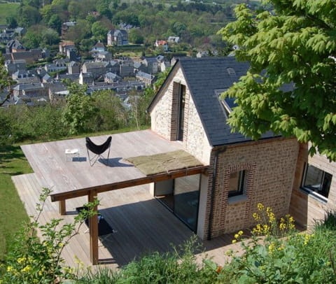 desain teras rooftop rumah kecil lantai kayu