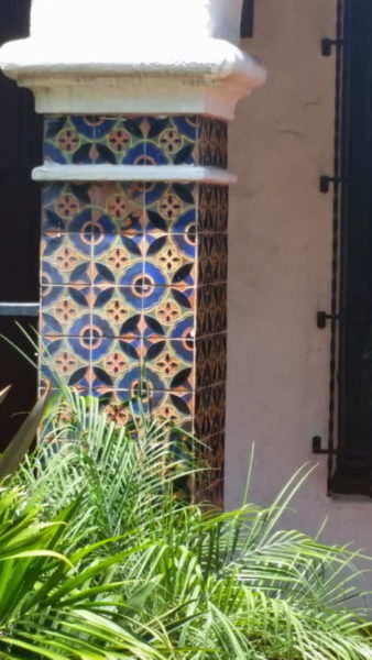 keramik dinding teras motif bunga di tiang