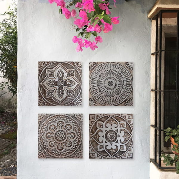 keramik dinding teras motif bunga warna cokelat dan putih