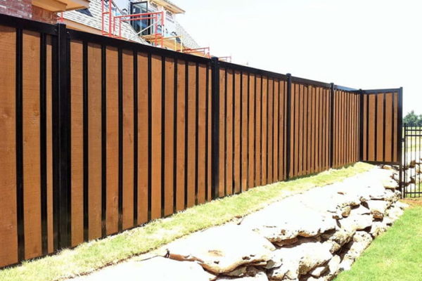 pagar kayu teras rumah minimalis dengan besi