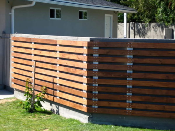 pagar kayu teras rumah minimalis enak di pandang