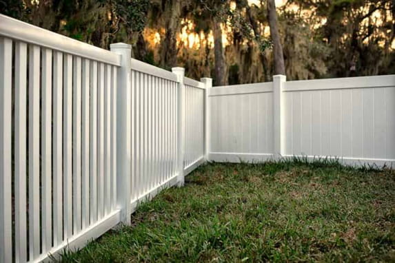 pagar kayu teras rumah minimalis warna putih